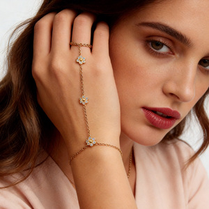 Pulsera de cadena con flores, chapada en oro de 18k con incrustaciones de diamantes, para fiestas. - Product Image 1