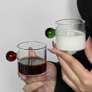 Tasses à café en verre à paroi simple de 4 oz, créatives, avec poignée en forme de boule colorée, couleur et logo personnalisables, classiques, compatibles micro-ondes et lave-vaisselle - Product Image 4
