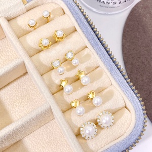 Pendientes Minimalistas de Joyería para Mujer, Pendientes Chapados en Oro de 18K, Pendientes de Perlas Coreanos de Moda - Product Image 1