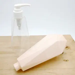 Matériaux d'emballage de soins personnels Bouteille de lavage corporel en PETG personnalisée en usine Bouteille de shampooing transparente en plastique en forme de losange 300/500ML