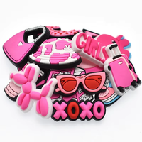 Vente en gros de breloque chaussure PVC rose personnalisable décoration visage souriant pour sabots nécessités quotidiennes accessoire de lacet de chaussure