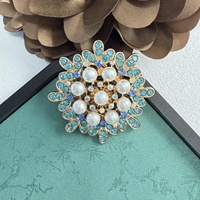Bros Bunga Mutiara Vintage, Pin Kerah Bunga Berhiaskan Rhinestone Multi Warna, Lencana Bunga Logam Elegan untuk Mantel Gaun Syal Natal.