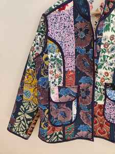 Chaqueta Bomber de Algodón con Parches Variados, Chaqueta Acolchada Hecha a Mano, Estilo Bohemio Étnico con Estampado Floral, Reversible, Ecológica para Mujer - Product Image 3