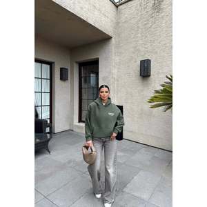 Sudadera con capucha para mujer con estampado New York color caqui - Product Image 1