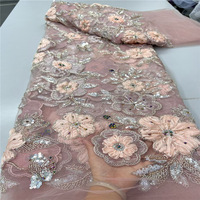 Tissu en dentelle française élégante de haute qualité avec perles faites à la main et maille à sequins pour la création de robes de mariée et de soirée.