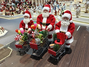 23-30 cm Moderne Weihnachtsmann-Figur Weihnachtsgeschenke für Einkaufszentren Einkaufswagen aus Polyester Umweltfreundlich für Innenräume - Product Image 6