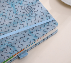 Carnet A5 en similicuir PU rigide avec logo personnalisé, élastique et attache pour stylo, pages indexées découpées et pochette en papier - Product Image 5