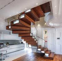 Escalier pliant intérieur sur mesure en acier inoxydable durable avec marches en pierre naturelle et garde-corps en verre moderne de luxe pour appartement