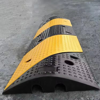 Protector de Cables con Franjas Diagonales, Estilo Twill Amarillo y Negro, de Goma, para Reducción de Velocidad y Seguridad Vial, 1000x300x50mm, 11-13kg/m