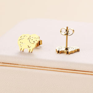 Accessoire de mode, clous d'oreilles en acier titane 316L en forme de mouton, disponibles en trois couleurs, stock d'usine - Product Image 2