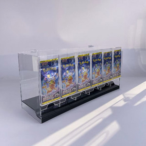 Dispensador de Sobres de Cartas Coleccionables Pokémon, 6 Ranuras, Transparente, Acrílico, Protección UV, Base Negra - Product Image 1