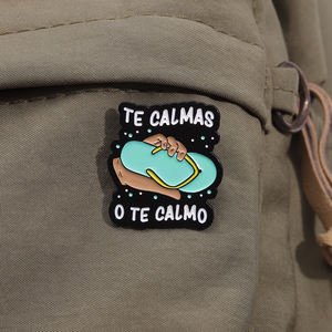 เข็มกลัดโลหะ Sming Pins Te Calmas O Te Calmo ลาย Flip Flops สุดฮา ตลกขบขัน ขายส่ง - Product Image 3