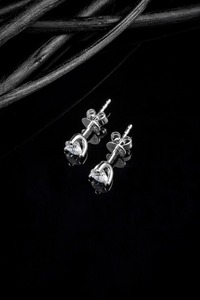 Boucles d'oreilles classiques en or blanc massif 14 carats avec diamants ronds brillants de 0,55 ct cultivés en laboratoire |   Certifié IGI, taille brillant rond, laboratoire - Product Image 2