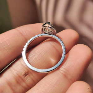 แหวนเพชรสำหรับปลูกในแล็บที่มีประกายพร้อมแถบกระจกที่ออกแบบมาสำหรับผู้หญิงทันสมัยและมีรสนิยมดีจากอินเดีย - Product Image 6