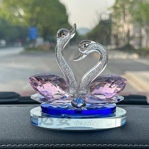 Ornement de voiture Cygne en cristal étincelant, thème animal en verre, décoration glamour Hollywood pour mariage et maison - Product Image 1