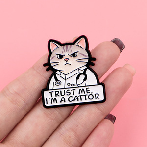 Spilla smaltata personalizzata con stetoscopio medico da infermiera, divertente, con scritta 'Trust Me I Am a Doctor', all'ingrosso, disponibile in stock - Product Image 4