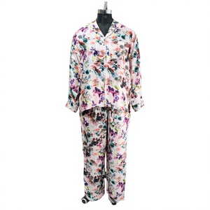 Conjunto de ropa de dormir de satén elegante de lujo para mujer, conjunto de pijamas con estampado de tela suave, hermoso patrón, tamaños personalizables, Primavera/Verano - Product Image 4
