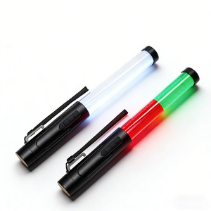 Bâton de signalisation LED rechargeable rouge et vert avec sifflet et klaxon pour les secours d'urgence et le contrôle du trafic - Product Image 1