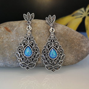 Orecchini a Perno Traforati con Dettagli in Stile Opale, Design Vintage, Accessori di Moda per Donne - Product Image 3
