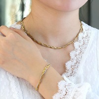 Ensemble collier et bracelet Lincy en acier inoxydable plaqué or 18 carats PVD bicolore, torsadé, en forme de corde, avec chaîne à perles en os de serpent, vente en gros