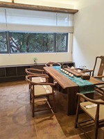 Ensemble table et chaises de restaurant sur mesure en bois, style industriel moderne de luxe, mobilier de salle à manger commercial haut de gamme pour hôtel et supermarché, confortable