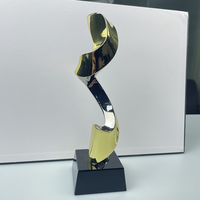 Trophée personnalisé en métal plaqué or avec gravure – Récompense durable pour événements sportifs, team building et remise de diplômes