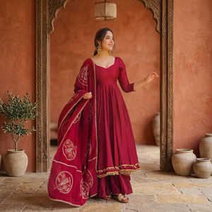 Presentando el nuevo traje Anarkali de diseñador en material de seda romana con un estilo elegante y moderno. - Product Image 1