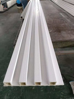 Panneaux écologiques d'usine directe Panneaux muraux en bois composite imperméable à l'eau Panneaux muraux à lamelles WPC cannelées modernes ignifuges