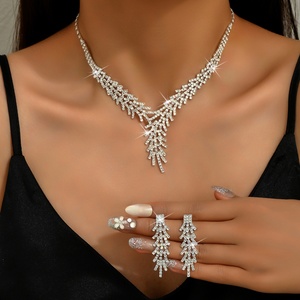Accesorios al por Mayor: Conjunto <span class=keywords><strong>de</strong></span> <span class=keywords><strong>Collar</strong></span> con <span class=keywords><strong>Copo</strong></span> <span class=keywords><strong>de</strong></span> <span class=keywords><strong>Nieve</strong></span> y Pendientes <span class=keywords><strong>de</strong></span> Cadena con Garra para Mujer - Sencillo Regalo <span class=keywords><strong>de</strong></span> Joyería para Novia y Fiesta <span class=keywords><strong>de</strong></span> Cumpleaños - Product Image 4