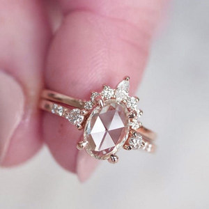 Elegante anello con pietra ovale per donna, design scintillante intarsiato, gioielli alla moda in tonalità rosa - Product Image 4