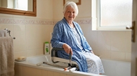 Tabouret de douche en acier AC358U, capacité 100 kg, avec trous de drainage, CE AndCare Caregiver, avec pieds à ventouses