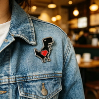 Épinglette personnalisée en émail dur motif dinosaure pixelisé, en alliage de zinc plaqué argent, style dessin animé, pour veste en jean