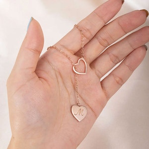 Collier délicat à double cœur en laiton/acier inoxydable avec <span class=keywords><strong>initiale</strong></span> gravée, cadeau pour la fête des mères, anniversaire, pour femmes - Product Image 4