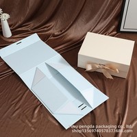 Boîte cadeau rectangulaire pliable à couvercle rabattable, fermeture magnétique, ruban attaché, design monobloc, impression de logo personnalisée, impression quadricolore