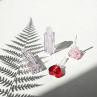 Tubes de brillant à lèvres personnalisés en forme de cœur rouge, contenants uniques en plastique pour baume à lèvres, emballage de maquillage vide en gros