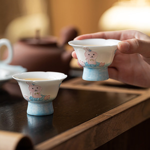 Tasse à tige en céramique peinte à la main, motif lapin mignon et fleur, tasse de dégustation en porcelaine, ensemble de thé Kung Fu - Product Image 1