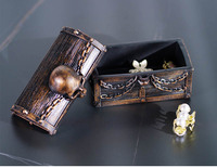 Coffre au trésor en résine gaufré personnalisé OEM Mini coffre au trésor crâne de pirate viking Boîte de rangement pour bijoux de décoration intérieure