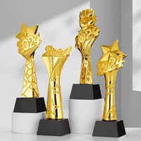 Trophée en résine dorée brillante peint à la main, écologique et personnalisé 2026 pour événements de course de marathon scolaire avec base en cristal noir