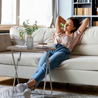 Nouvelle conception de table d'appoint en métal avec plateau en MDF, table pliante portable, petite table à café pour la maison et l'hôtel, KC-7562T