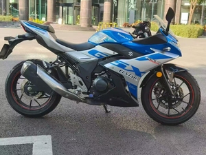 <span class=keywords><strong>Moto</strong></span> <span class=keywords><strong>sportive</strong></span> <span class=keywords><strong>Suzuki</strong></span> GSX250R d'occasion, 250 cm³, bicylindre en parallèle, refroidissement liquide et conviviale pour les débutants - Product Image 2