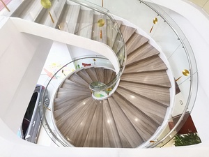 Escalera Espiral Curva de Diseño Moderno con Acero Inoxidable y Madera, Escalera Flotante para Hotel y Uso en Exteriores, Ecológica y Duradera - Product Image 6