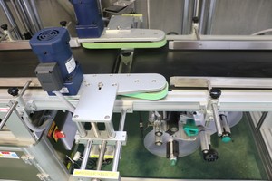 Machine d'étiquetage automatique SKILT pour les surfaces supérieure et inférieure des tasses et des bocaux, machine à coller des étiquettes - Product Image 5