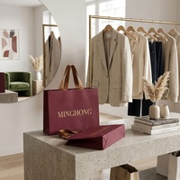 Sac cadeau en carton rouge vin de qualité supérieure, logo personnalisé en feuille d'or, sac en papier de luxe pour boutique avec poignée en ruban de coton pour marque de mode
