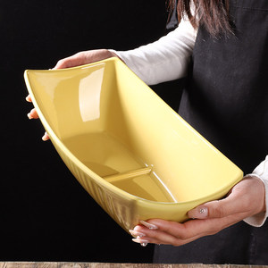 Hot pot estilo rústico con verduras y setas silvestres, un menú creativo de hot pot y un plato en forma de barco con forma de salmón. - Product Image 1