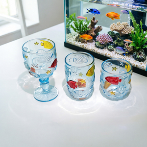 Gobelet en verre bleu peint à la main avec motif de poissons tropicaux, verres à vin colorés avec motif de monde sous-marin en relief pour les fêtes au bord de la piscine - Product Image 5