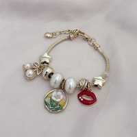 Bracelet ajustable plaqué or avec pendentif cerise et perle rouge lèvres, style vacances, tendance et à la mode, cadeau de rentrée scolaire pour femme