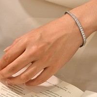 Bracelet élégant et classique pour femme, style Hailey, avec un dégradé de diamants de laboratoire taille princesse, fabriqué en or blanc 14 carats