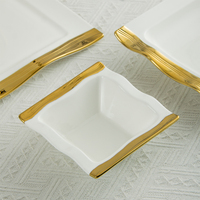 JQY Ensemble d'assiettes carrées élégantes en porcelaine blanche, plats de service de luxe avec bordure dorée, assiettes de présentation pour mariage, assiettes de dîner en céramique