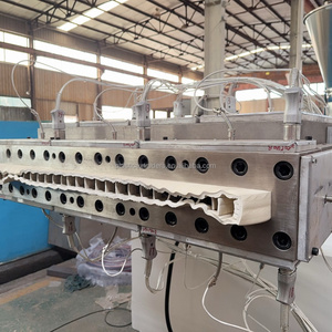 Ligne de production d'extrusion de panneaux de porte en <span class=keywords><strong>PVC</strong></span> WPC en Chine, machine de fabrication de portes à âme creuse, usine - Product Image 4