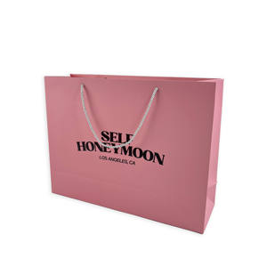 Sacs shopping en papier rose personnalisés avec impression noire - Emballage de luxe pour les marques de vêtements et de beauté - Product Image 6